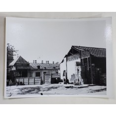 CASE SI DEPOZIT PE O STRADA LATURALNICA DIN BUCURESTI , FOTOGRAFIE , ANII &#039;60 - &#039; 70