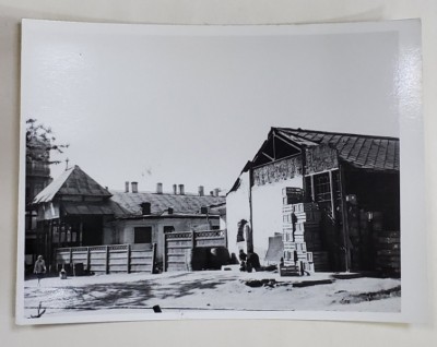 CASE SI DEPOZIT PE O STRADA LATURALNICA DIN BUCURESTI , FOTOGRAFIE , ANII &amp;#039;60 - &amp;#039; 70 foto