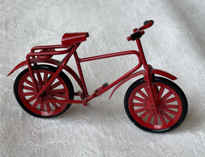 Frumoasa bicicleta in miniatura