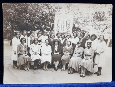 FEMEI DIN ARDEAL , FOTOGRAFIE DE GRUP IN TIMPUL UNEI SARBATORI RELIGIOASE , FOTOGRAFIE MONOCROMA, DATATA 1931 foto