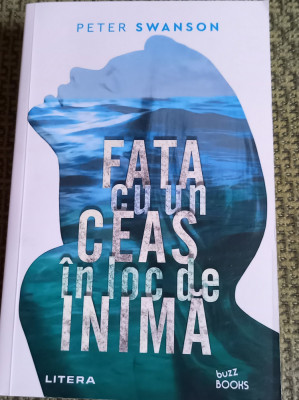 FATA CU UN CEAS IN LOC DE INIMA Peter Swanson foto