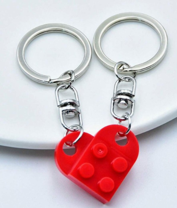 Set 2 brelocuri , impreuna formeaza o inima rosie completa