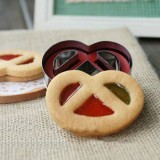 Formă prăjituri cu arc (Roșu) &ndash; decupator aluat pentru covrigei &amp; biscuiți | Coral Best Deals 3D 6.5 cm 4 cm 2 cm Rosu 1 10 cm