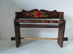 * Suport vintage din lemn pentru prosoape de h&acirc;rtie, cu raft, pictat manual cu motive de artă populară - flori