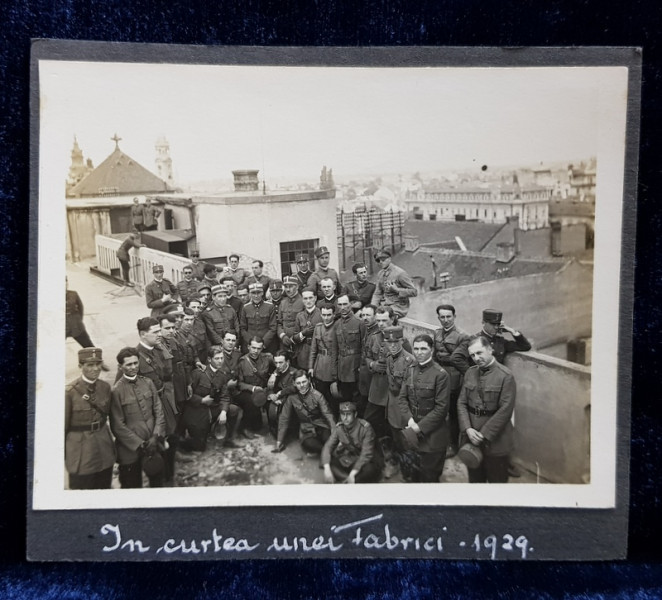 ELEVII UNEI SCOLI MILITARE IN VIZITA LA O FABRICA DIN ARDEAL , POZA DE GRUP IN CURTE , FOTOGRAFIE MONOCROMA , PRINSA PE CARTON , DIMENSIUNE 1929