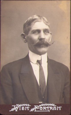 HST P2/342 Poză bătr&amp;acirc;n cu mustăți mari studio anonim foto