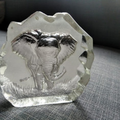 * Obiect decorativ de sticla masiva, groasa, greautate pentru hartii, cu elefant