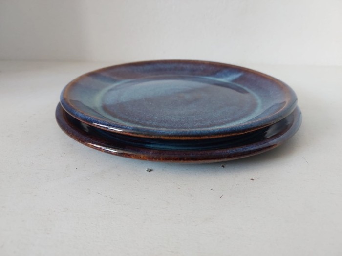 Lot 2 farfurii ceramice, lucrate manual, semnate, artist made, glazura nuante de albastru