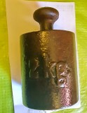 A238-Greutate 2 kg mare cantar din fier stare buna curatita unsa. Inaltime 11 cm, diam. 7 cm.