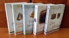 Lynn Austin - SERIA Cronicile regilor (5 volume): Zei și regi / C&acirc;ntecul izbăvirii / Tăria brațului Său / Credința părinților mei / Printre zei