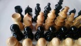 Piese de sah din lemn , lacuite , diametru baza 3.2 cm, rege 9 cm negru