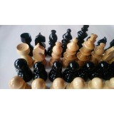 Piese de sah din lemn , lacuite , diametru baza 3.2 cm, rege 9 cm negru