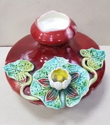 VAS DECORATIV ART NOUVEAU MAJOLICA DECORAT CU FLOARE DE NUFAR foto