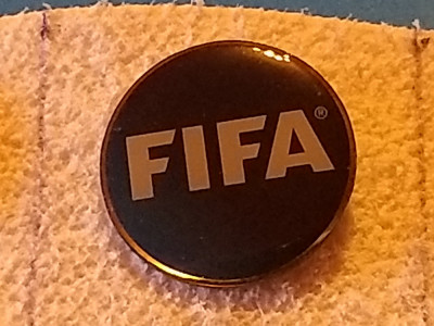 Insigna fotbal - FIFA (Federatia Internationala de Fotbal Asociatie) foto