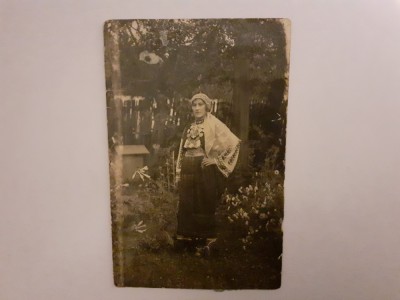 Carte poștală cu t&amp;acirc;nără &amp;icirc;n costum popular &amp;icirc;n grădină foto