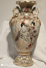 Vaza veche din ceramica Satsuma, sec xix, decor moriage Japonia foto