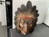 Imensă mască decorativă din lemn masiv veche sculptată manual,,chip de căpetenie cu coif de pene&rdquo;penaj sculptat &icirc;n relief,de colecție/decor.