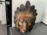 Imensă mască decorativă din lemn masiv veche sculptată manual,,chip de căpetenie cu coif de pene&rdquo;penaj sculptat &icirc;n relief,de colecție/decor.