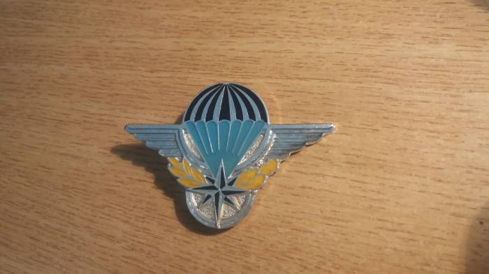 QW9 N2 81 - insigna - militar - parasutism - cercetasi militari