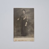 Fotografie format CP: Fotograf ambulant, Portret de domnisoara / pe revers: Souvenir de la Marioara, 15 maiu 1914, Ramnicu Sarat / Romania