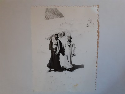 Fotografie dimensiune CP cu 2 bărbați l&amp;acirc;ngă piramidă foto