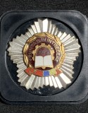Insigna fruntaș &icirc;n &icirc;ntrecere 1976 cutie originală