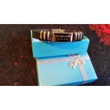 Bratara neagra cu placuta metalica gravata cu numele vostru si o data speciala.