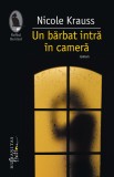 Un barbat intra in camera - Editura Humanitas Fiction