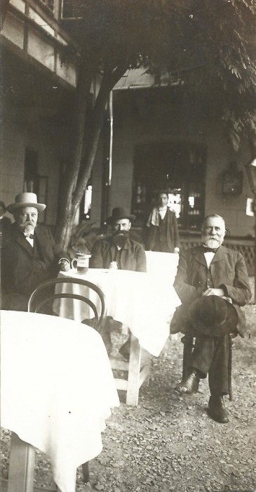 P2376N Andrei Schuster, farmacist &icirc;n R&acirc;mnicu Sărat, cu Iorgu Săulescu și Altăr Frenk, R&acirc;mnicu Sărat, &icirc;nceputul secolului al XX-lea