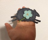 Brosa fetru oaie / oita gri cu floare albastra, cca 11x6cm