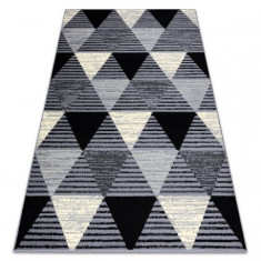 Covor BCF Base 3986 Geometric triunghiurile gri / negru, 185 x 270 cm