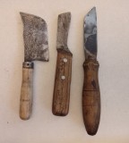 Trei scule tăioase vechi pentru pielărie.