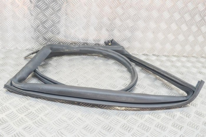 Garnitura ușă st&acirc;nga spate TESLA MODEL 3 2020 OEM: 1090511-00-K | 12361954