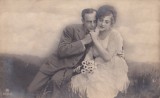 Fotografie infatisand doi indragostiti cu un buchet de margarete (circulata
