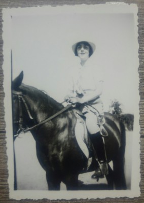 Domnisoara calare, 1940// fotografie foto