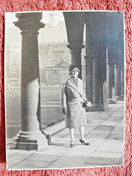 Fotografie, mama Geo doctorului Litarczek, parintele radiologiei romanesti, la Cambridge, Trinity College, 1926