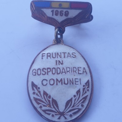 Insigna Fruntaș in gospodărirea comunei 1969 foto