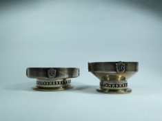 m Pereche de vase mici din metal argintat, de la inceputul anilor 1900