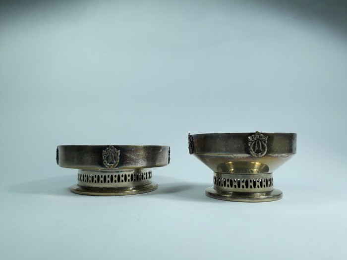 m Pereche de vase mici din metal argintat, de la inceputul anilor 1900