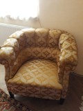 Set mobilier clasic (canapea și două fotolii) din mătase și lemn &ndash; Piese vintage de excepție