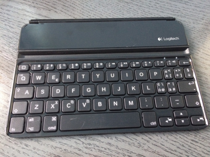 LOGITECH ULTRATHIN KEYBOARD MINI CU BATERIA DEFECTA.CITITI VA ROG DESCRIEREA!