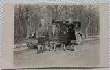 Fotografie tip Carte postala, Patru prietene la plimbare cu masina, perioada interbelica