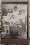 Familie de tarani romani, fotografie pe carton, tip CDV// perioada interbelica