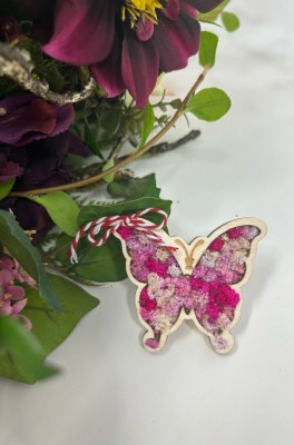 Martisor din lemn,in forma de fluture,cu flori uscate foto