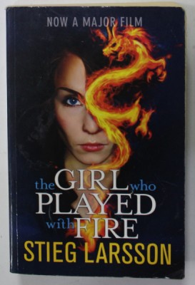 THE GIRL WHO PLAYED WITH FIRE by STIEG LARSSON , 2009, COPERTA BROSATA foto