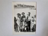 Fotografie 6/9 cm de grup l&acirc;ngă un lac