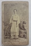 Fotografie cdv / Karl Hahn Craiova / T&acirc;năt in costum național