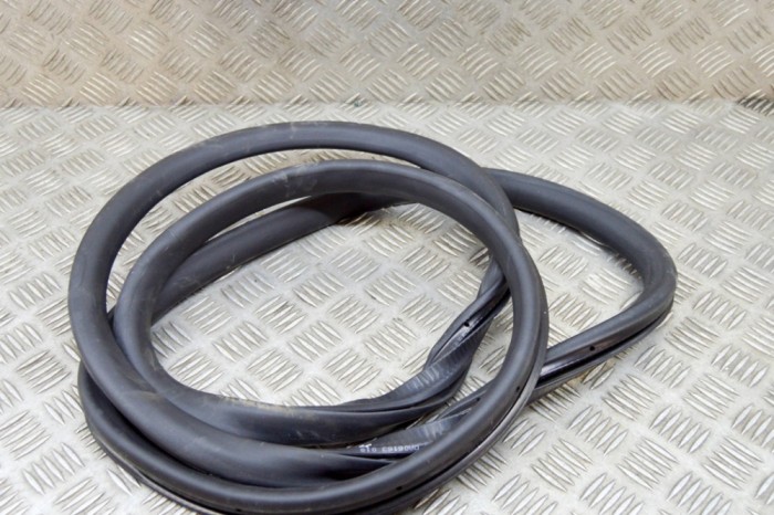 Garnitura ușă st&acirc;nga spate VW PASSAT Variant B7 365 2011 OEM: 3C9867913B | 17246925