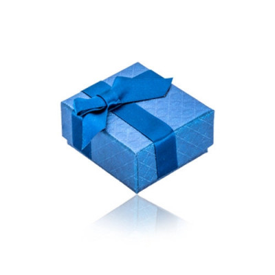 Cutie pătrată de bijuterii, albastru sidefat - textură fină, panglică din satin, fundă de culoare albastru &amp;icirc;nchis foto
