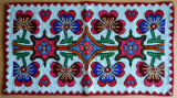 Carpeta populara traditionala cusuta manual pe panza de sac, motiv floral 80 ani